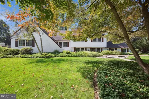 732 Stonehouse Rd, Moorestown, NJ 08057