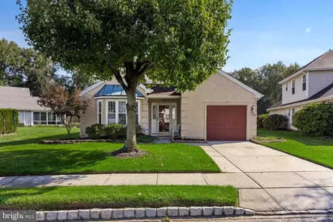 735 Cascade Dr N, Mount Laurel, NJ 08054