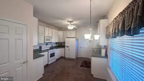 15 Crystal Dr, Beverly, NJ 08010