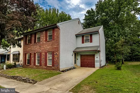 6 Meadowside Ct, Medford, NJ 08055