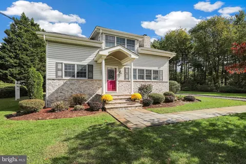 12 Orchard Way, Mount Laurel, NJ 08054