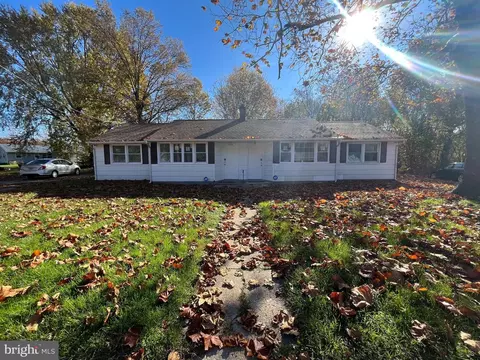 221 Kinsley Rd, Pemberton, NJ 08068