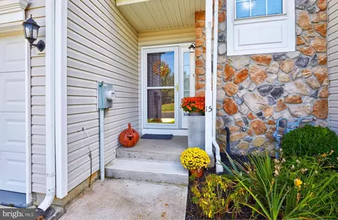 15 Farmington Ct, Bordentown, NJ 08505