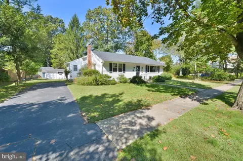 500 8th St, Riverton, NJ 08077
