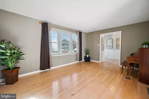 203 Yardley Rd, Delran, NJ 08075 photo 4