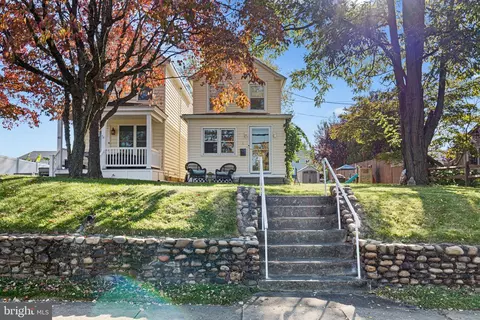 34 E Front St, Florence, NJ 08518