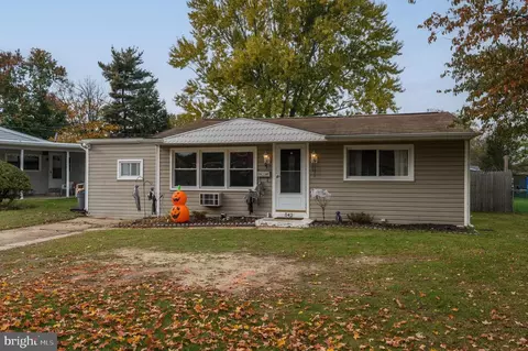 542 Oxford Dr, Maple Shade, NJ 08052