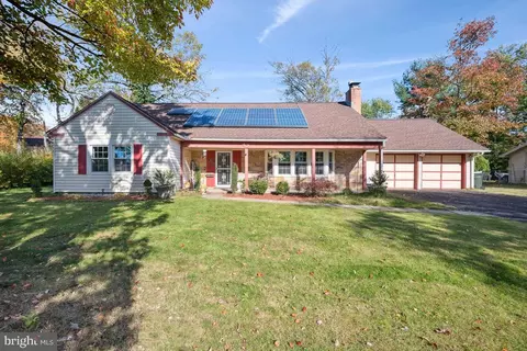 42 Edison Ln, Willingboro, NJ 08046