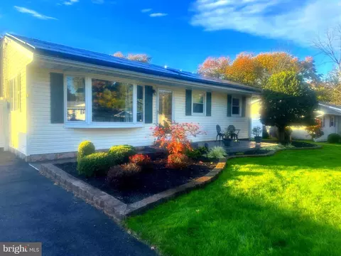 428 Hemlock Ln, Mount Laurel, NJ 08054