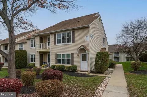 887 B Scotswood Ct, Mount Laurel, NJ 08054