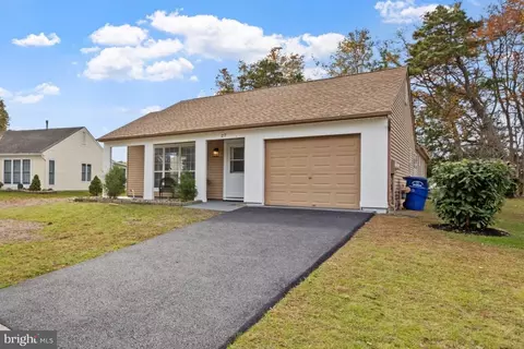 27 Buxton Ct, Southampton, NJ 08088