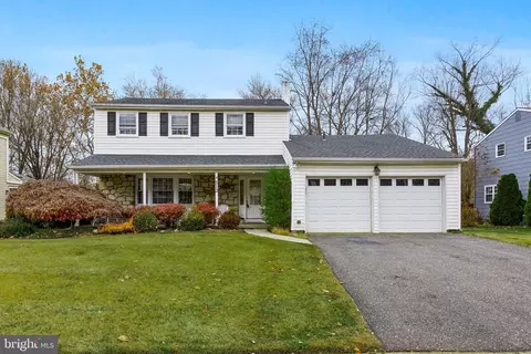 212 Swedes Run Dr, Delran, NJ 08075