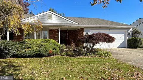 5 Lantern Ct, Columbus, NJ 08022