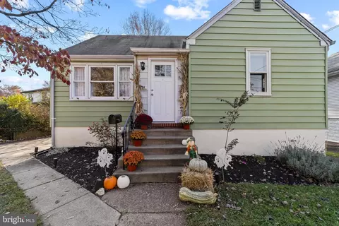 224 S Forklanding Rd, Maple Shade, NJ 08052