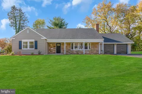 12 Woodhaven Ln, Willingboro, NJ 08046
