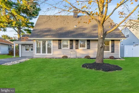 51 Boxwood Ln, Willingboro, NJ 08046