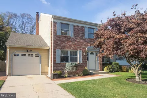 13 Stratford Ln, Mount Laurel, NJ 08054