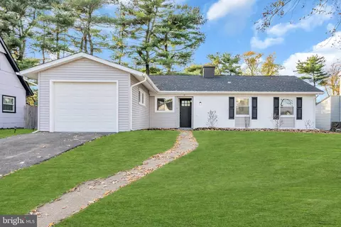 9 Snowflower Ln, Willingboro, NJ 08046