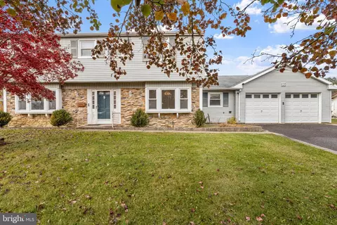 16 Turner Ln, Willingboro, NJ 08046