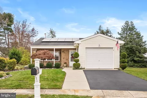 5 Coventry Ct, Southampton, NJ 08088
