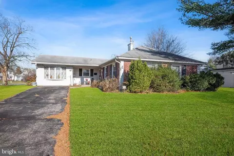 53 Pheasant Ln, Willingboro, NJ 08046