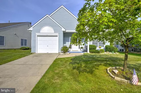 11 Wagon Wheel Ln, Columbus, NJ 08022