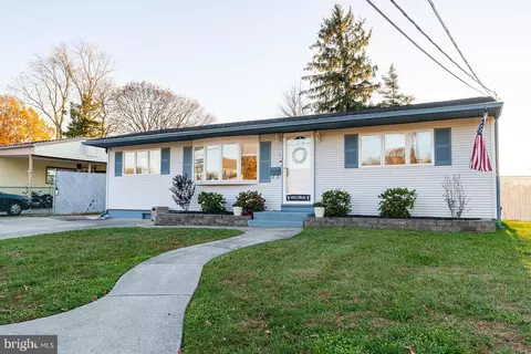 640 Oxford Dr, Maple Shade, NJ 08052