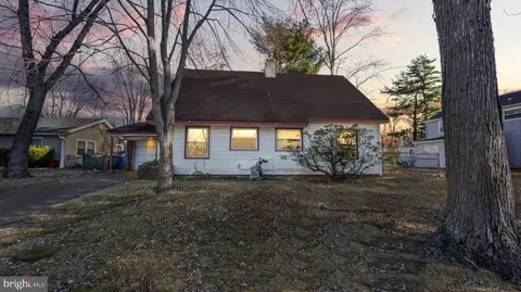 6 Spindletop Ln, Willingboro, NJ 08046