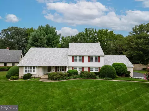 5 Shelter Rock Pl, Moorestown, NJ 08057