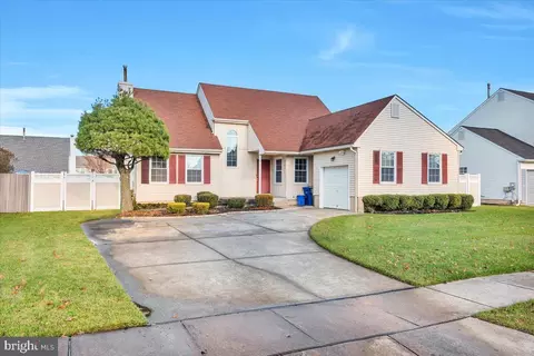 12 Bentley Ct, Marlton, NJ 08053