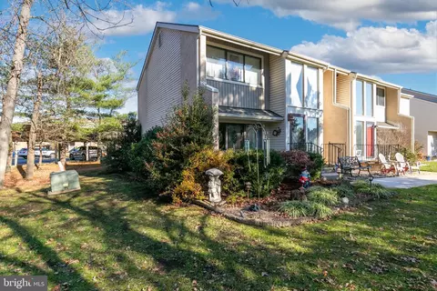 9 Tulip Ct, Mount Laurel, NJ 08054