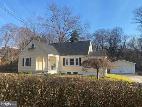 98 Park St, Bordentown, NJ 08505