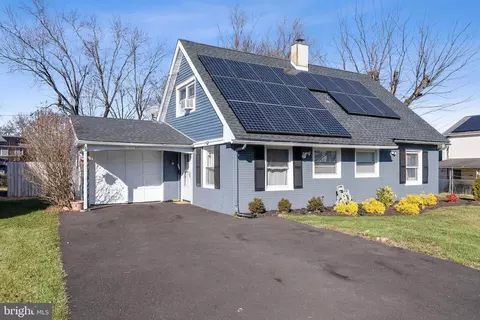37 Medley Ln, Willingboro, NJ 08046