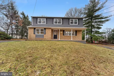 18 Maple Ln, Delran, NJ 08075