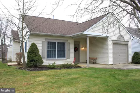 10 Lantern Ln, Columbus, NJ 08022