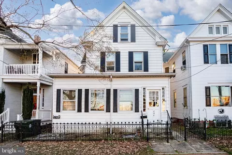 404 Locust Ave, Burlington, NJ 08016