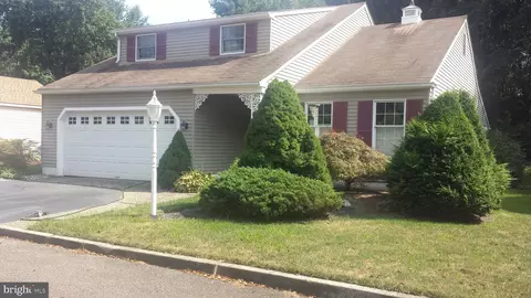8 Longhill Ct, Medford, NJ 08055