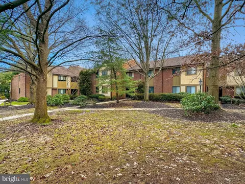 805 B Cypress Point Cir, Mount Laurel, NJ 08054