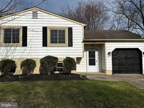 33 Hunters Dr, Mount Laurel, NJ 08054