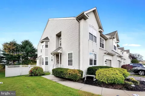 11 Heron Pointe Ct, Marlton, NJ 08053