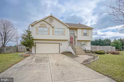 6 Amberfield Dr, Delran, NJ 08075