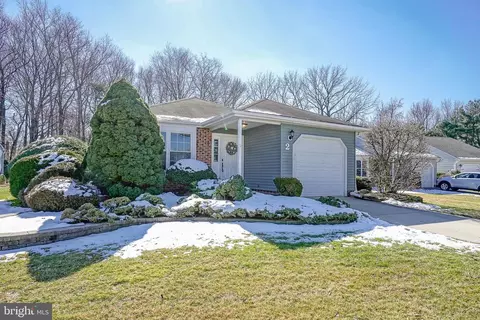 2 Moneta Ct, Mount Laurel, NJ 08054