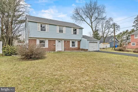 6 Shetland Ln, Willingboro, NJ 08046