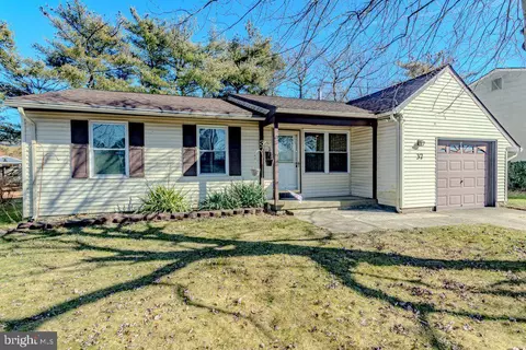 37 Sandal Ln, Willingboro, NJ 08046