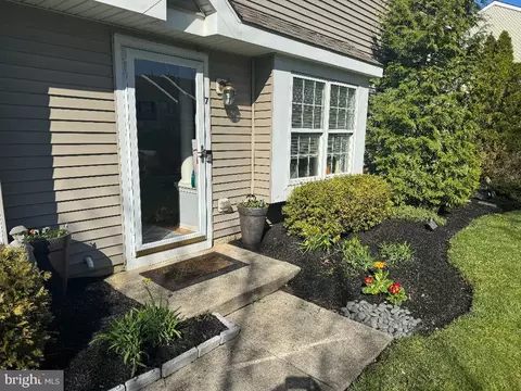 7 Hearthstone Ln, Marlton, NJ 08053