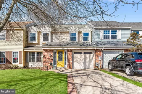 120 Calderwood Ln, Mount Laurel, NJ 08054