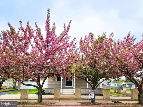 715 Kossuth St, Riverside, NJ 08075