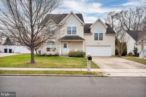 6 Farm House Ln, Maple Shade, NJ 08052