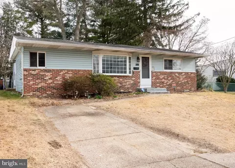 535 Oxford Dr, Maple Shade, NJ 08052