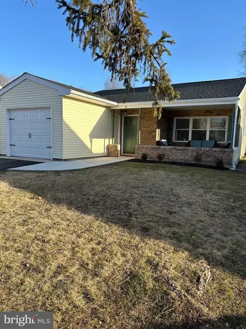 8 Buckingham Dr, Southampton, NJ 08088
